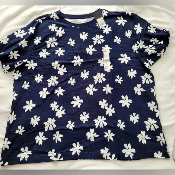 NWT Plus Sized Women's 3XL Blue and White Floral Short Sleeve Top - Picture 1 of 5